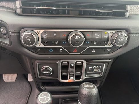 Used 2025 Jeep Wrangler Unlimited Sahara AWD/4WD image 17