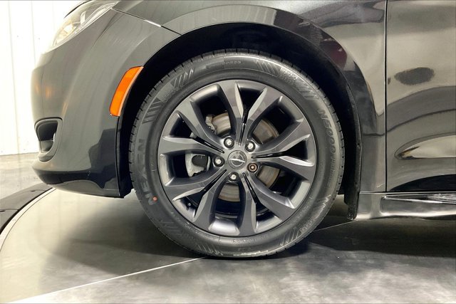 Used 2019 Chrysler Pacifica Touring-L Plus FWD image 9