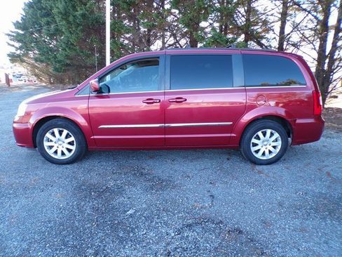 Used 2014 Chrysler Town & Country Touring image 2