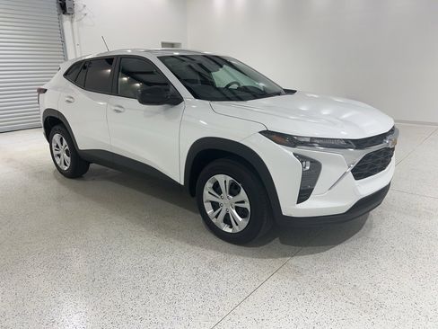 Used 2025 Chevrolet Trax LS image 6