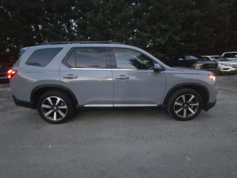 Used 2024 Honda Pilot Touring image 7