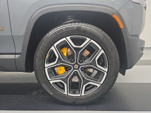 Used 2025 Rivian R1S Premium AWD/4WD image 11