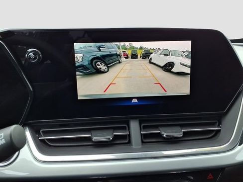 Used 2025 Chevrolet Trax LT FWD image 22