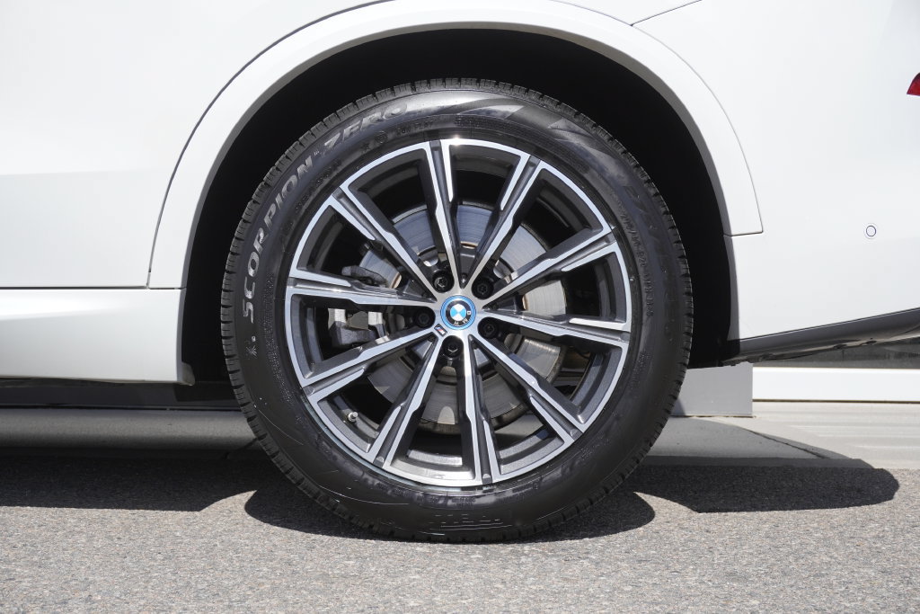 Used 2024 BMW X5 xDrive50e w/ M Sport Package AWD/4WD image 33