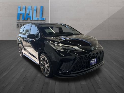 Used 2021 Toyota Sienna XSE image 7