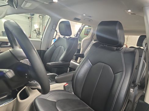 Used 2024 Chrysler Pacifica Touring-L image 14