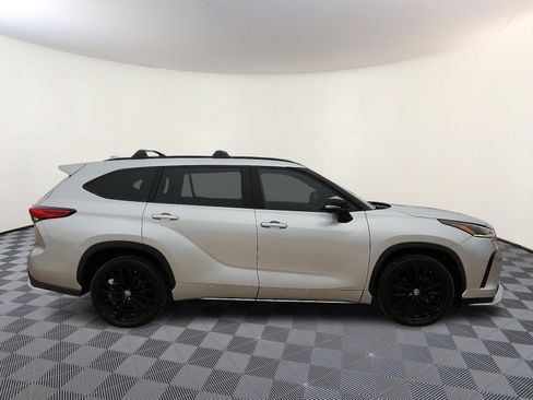 Used 2023 Toyota Highlander XSE FWD image 5