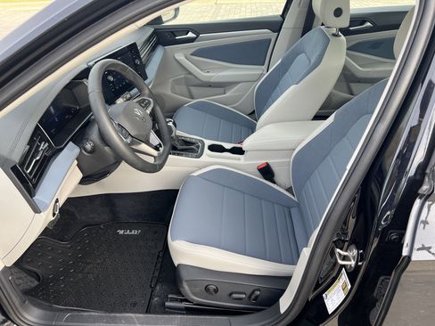 Certified 2025 Volkswagen Jetta SE w/ Sunroof Package image 16