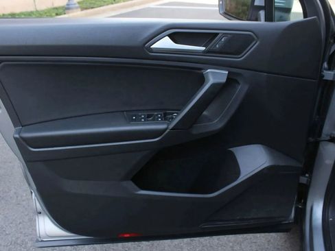 Used 2019 Volkswagen Tiguan SE w/ Panoramic Sunroof Package AWD/4WD image 15