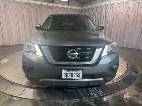 Used 2019 Nissan Pathfinder SV image 2