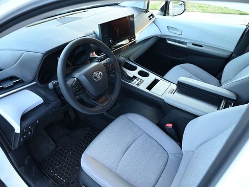 Used 2025 Toyota Sienna LE image 19