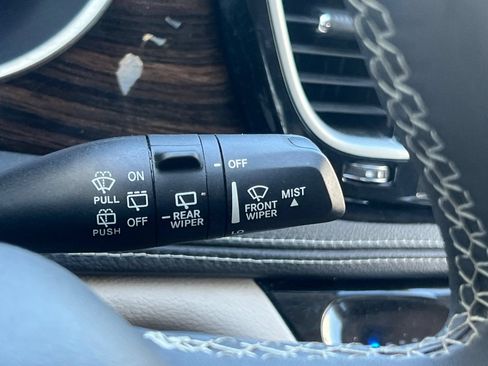 Used 2023 Chrysler Pacifica Limited FWD image 33