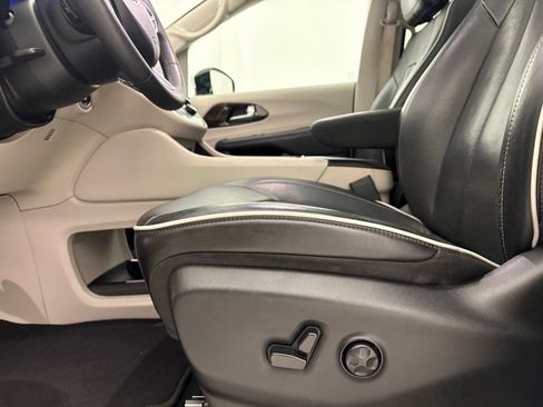 Used 2023 Chrysler Pacifica Limited FWD image 28