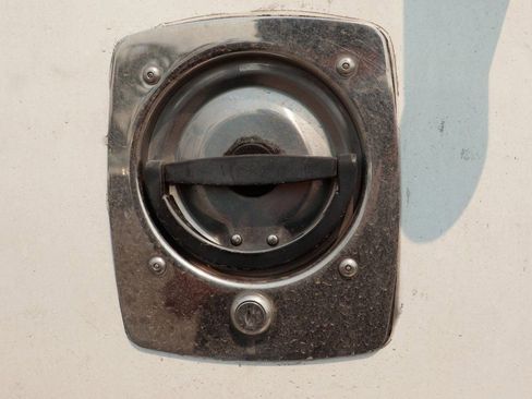 Used 2015 Chevrolet Express 4500 RWD image 16