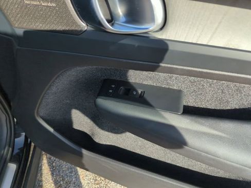 Used 2024 Volvo XC40 B5 Ultimate image 34