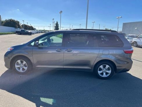 Used 2017 Toyota Sienna LE FWD image 8