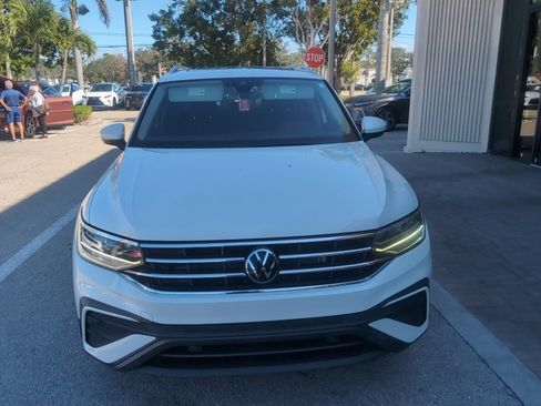 Used 2023 Volkswagen Tiguan SE w/ Panoramic Sunroof Package image 2