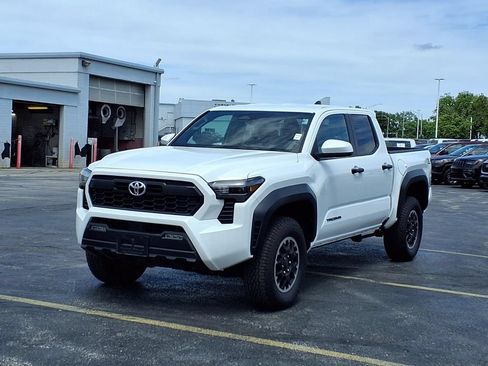Used 2025 Toyota Tacoma TRD Off-Road AWD/4WD image 2