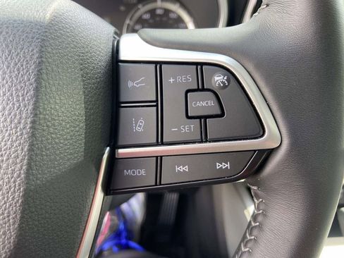 Used 2025 Toyota Highlander XLE AWD/4WD image 35