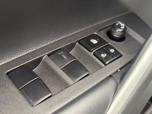 Used 2022 Toyota Corolla Cross L AWD/4WD image 21