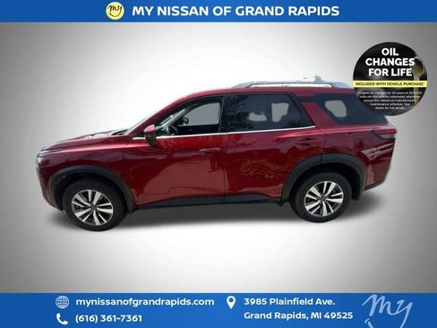 Used 2025 Nissan Pathfinder SL AWD/4WD image 4