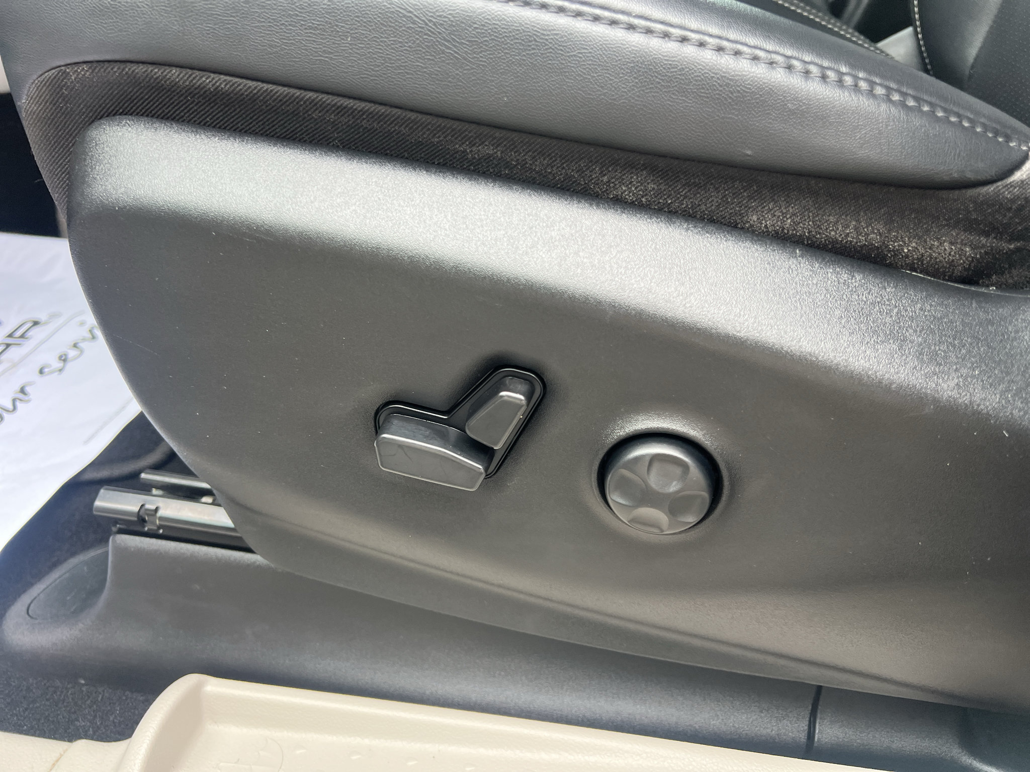 Used 2024 Chrysler Pacifica Touring-L FWD image 24