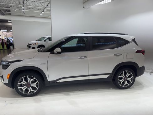 Used 2021 Kia Seltos SX w/ SX Sunroof Package image 3