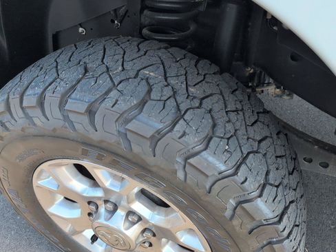 Used 2024 RAM 2500 Laramie AWD/4WD image 12