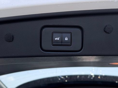 Used 2023 Nissan Pathfinder SL AWD/4WD image 13