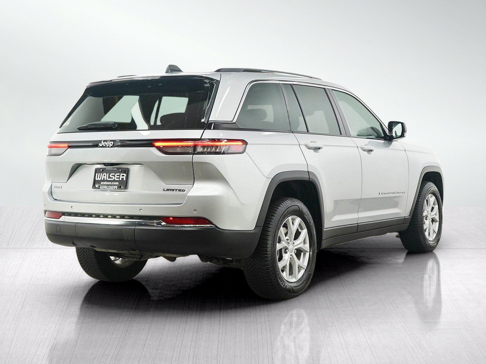 Used 2023 Jeep Grand Cherokee Limited AWD/4WD image 5