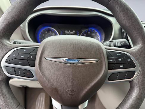 Used 2018 Chrysler Pacifica Touring FWD image 31