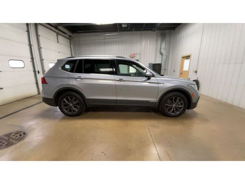Used 2024 Volkswagen Tiguan SE image 9