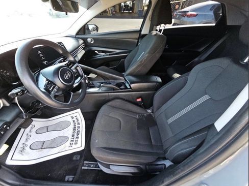 Used 2021 Hyundai Elantra SE FWD image 4