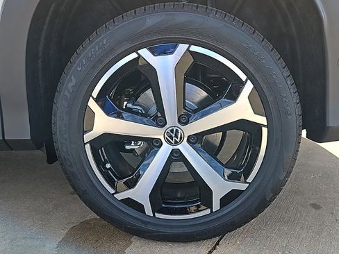 New 2025 Volkswagen Tiguan SE image 9