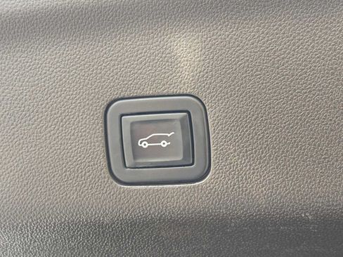 Used 2021 Chevrolet Tahoe Z71 w/ Z71 Off-Road Package AWD/4WD image 8