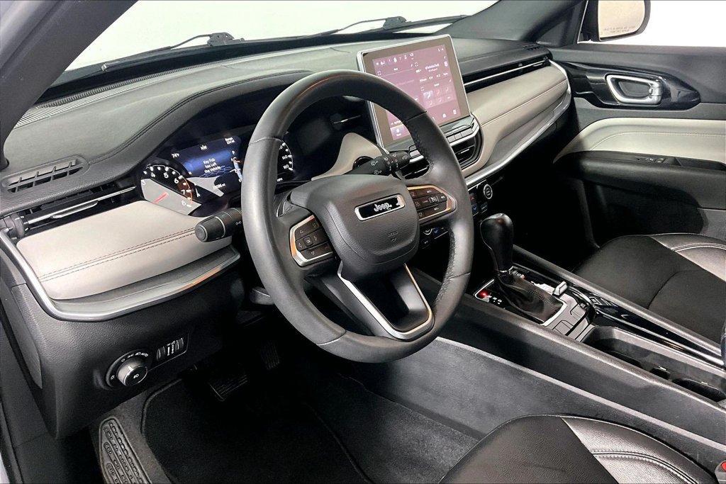 Used 2025 Jeep Compass Limited AWD/4WD image 13