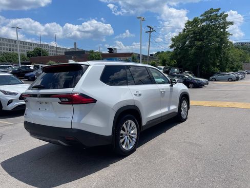 Used 2024 Toyota Grand Highlander AWD image 8