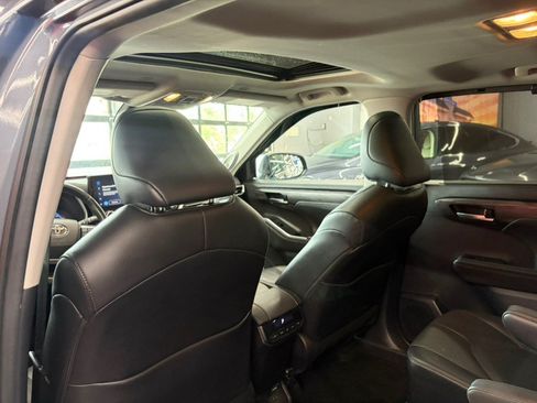 Used 2024 Toyota Highlander Limited AWD/4WD image 16