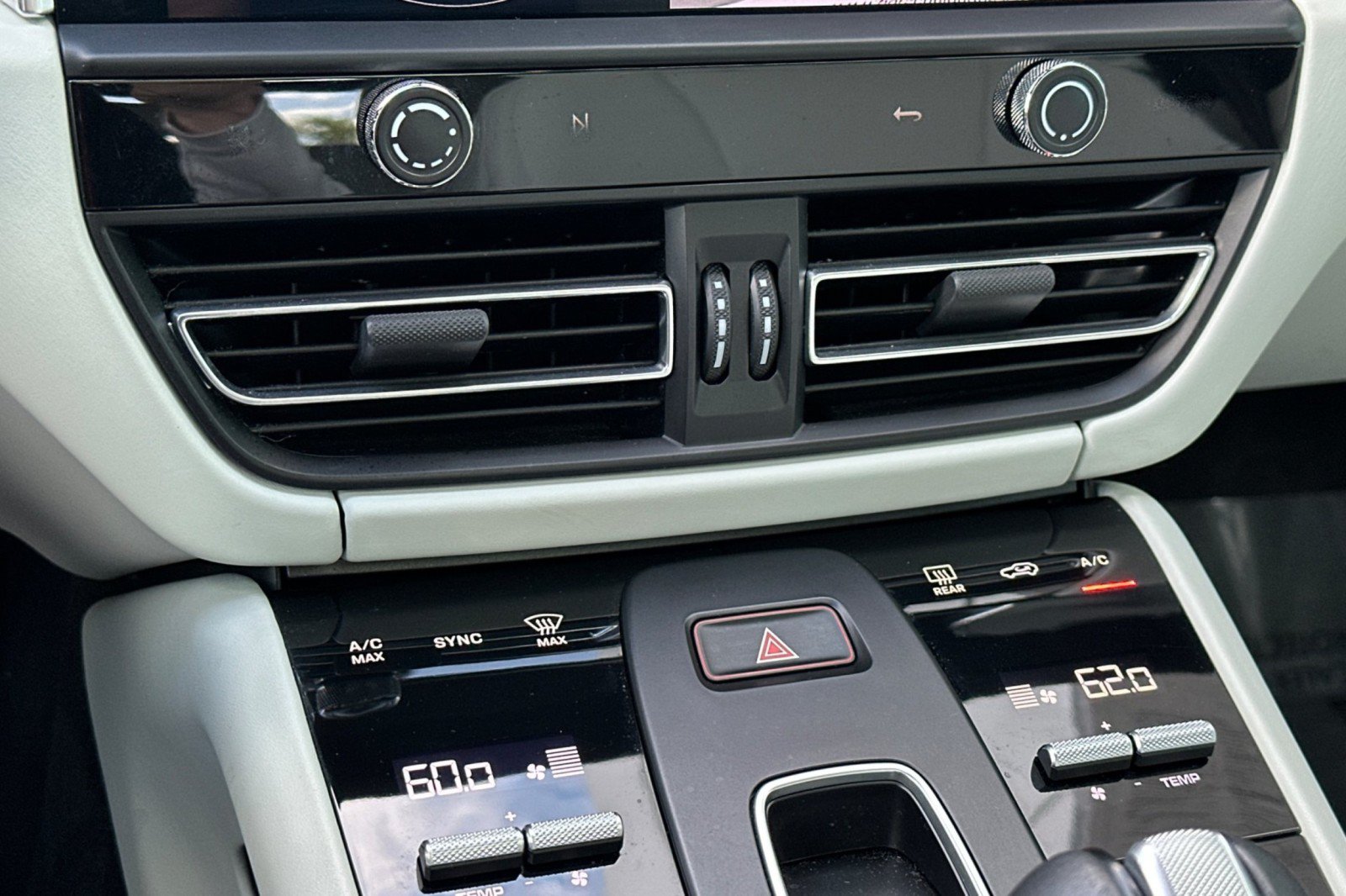 Certified 2023 Porsche Macan AWD/4WD image 21