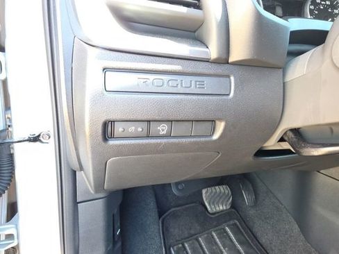 Used 2025 Nissan Rogue S image 14