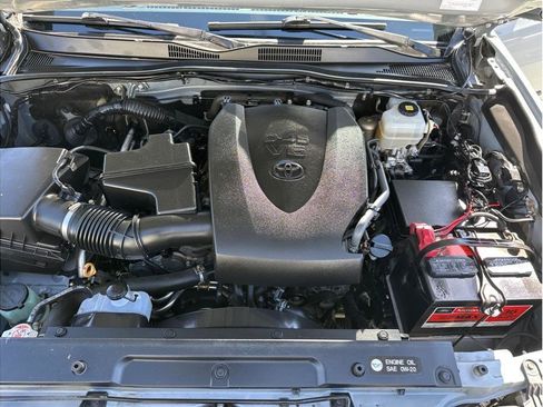 Used 2018 Toyota Tacoma TRD Off-Road w/ Technology Package image 23