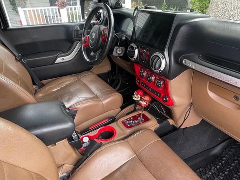 Used 2012 Jeep Wrangler Unlimited Sahara w/ Dual Top Group AWD/4WD image 4