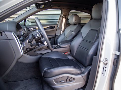 Certified 2023 Porsche Cayenne Platinum Edition AWD/4WD image 5