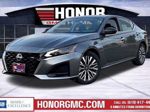 Used 2025 Nissan Altima 2.5 SV FWD image 3