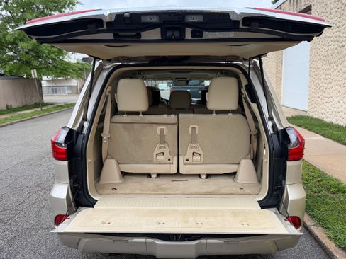Used 2017 Lexus LX 570 4WD w/ Luxury Package image 12