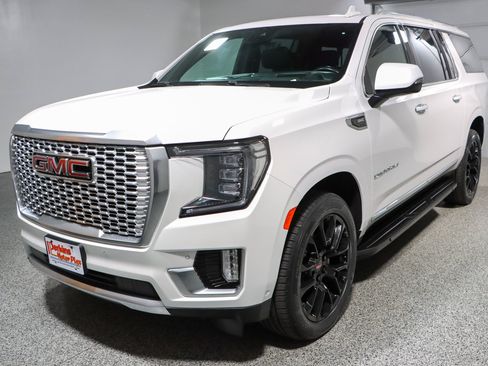 Used 2023 GMC Yukon XL Denali w/ Advanced Technology Package AWD/4WD image 39