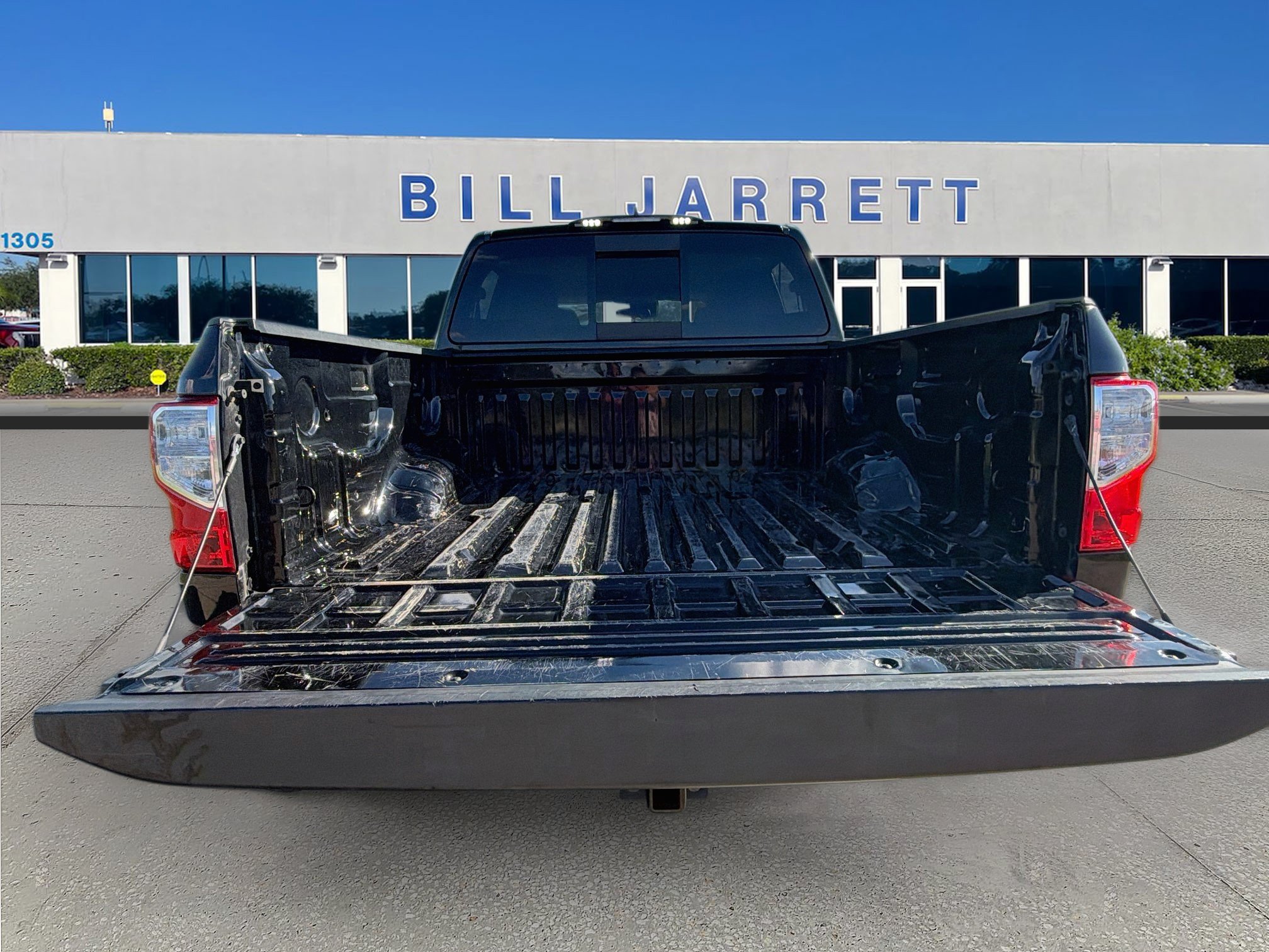 Used 2022 Nissan Titan SV w/ Accessory Utility Package RWD image 23