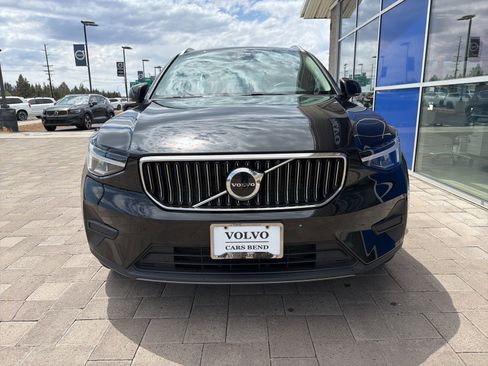 Used 2025 Volvo XC40 B5 Core AWD/4WD image 3