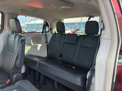 Used 2016 Chrysler Town & Country Touring-L image 19