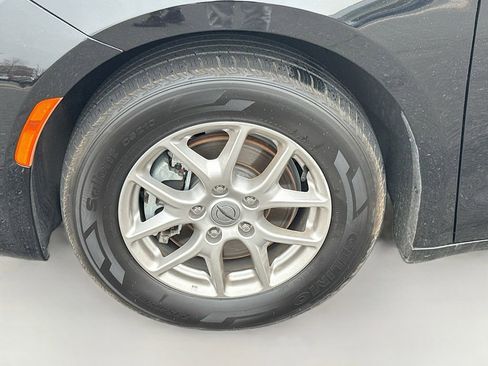 Used 2024 Chrysler Pacifica Touring-L image 5